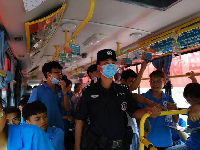 “一车一警”一路同行 多警联动护航高考